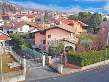 Case e ville in vendita di 312 m² in Via Cesana, 6