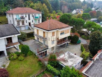 Case e ville in vendita di 312 m² in Via D. Alighieri, 23