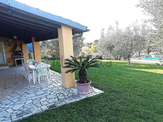 Case e ville in vendita di 312 m² in Via della Pace