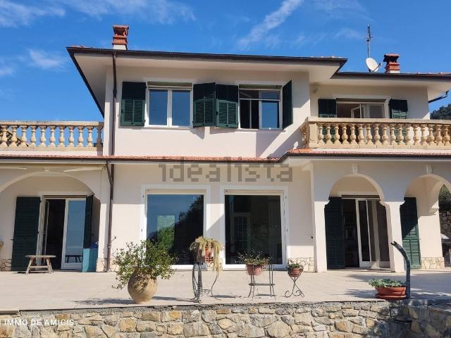 Case e ville in vendita di 312 m² in Via Dritta