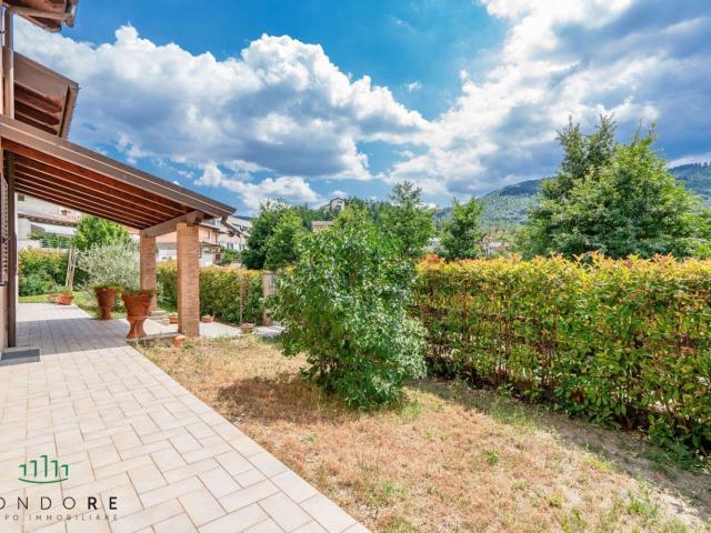 Case e ville in vendita di 312 m² in Via F. Masi