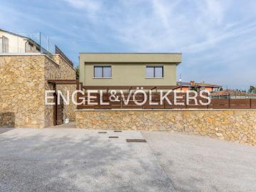 Case e ville in vendita di 312 m² in Via Luigi Luzzatti