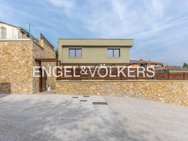 Case e ville in vendita di 312 m² in Via Luigi Luzzatti