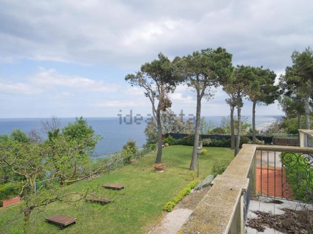 Case e ville in vendita di 312 m² in Strada Panoramica Ardizio, 99
