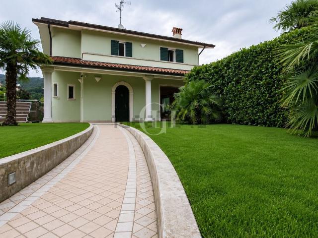 Case e ville in vendita di 314 m² in Via Biline, 34