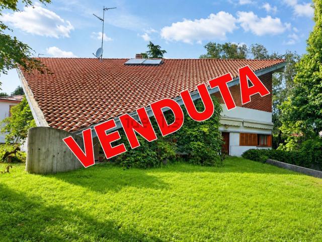 Case e ville in vendita di 314 m² in Via Como, 17