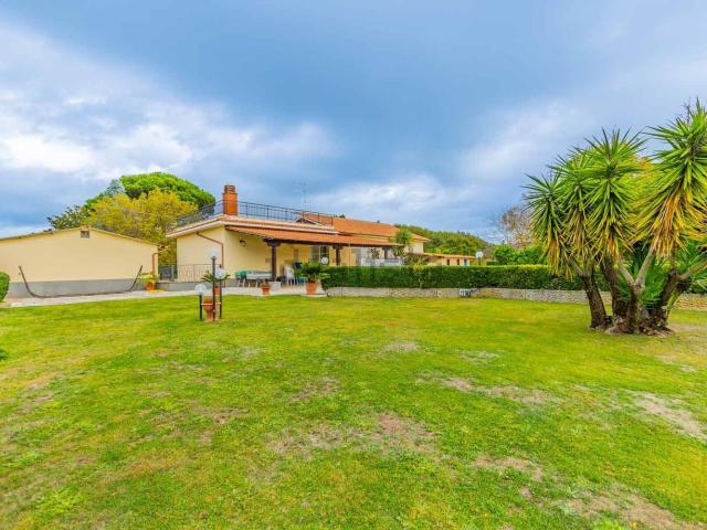 Case e ville in vendita di 314 m² in Via Catalini