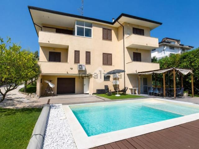 Case e ville in vendita di 314 m² in Via Celestino, 12