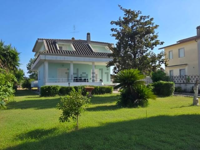 Case e ville in vendita di 314 m² in Via Cesare Pavese