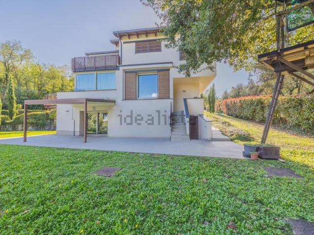 Case e ville in vendita di 314 m² in Via Giugnano