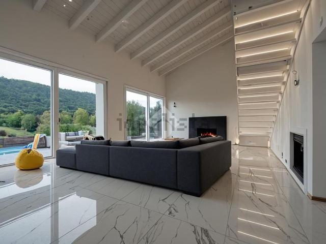 Case e ville in vendita di 314 m² in Via Giovanni Rinaldi