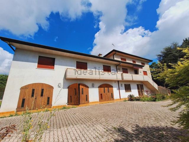 Case e ville in vendita di 314 m² in Via Livel, 73