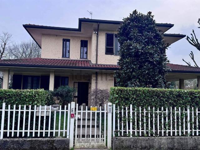 Case e ville in vendita di 314 m² in Via Petrarca, 5