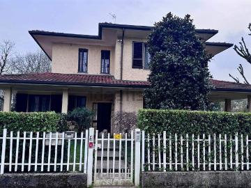 Case e ville in vendita di 314 m² in Via Petrarca, 5