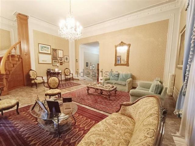 Case e ville in vendita di 315 m² in Via Bari