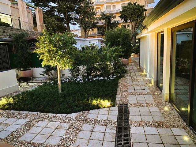 Case e ville in vendita di 315 m² in Via Alessandro Manzoni