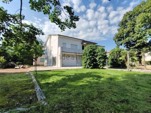 Case e ville in vendita di 315 m² in Via D. Alighieri