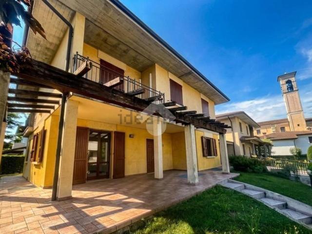 Case e ville in vendita di 315 m² in Via D. L. Maccabiani, 76