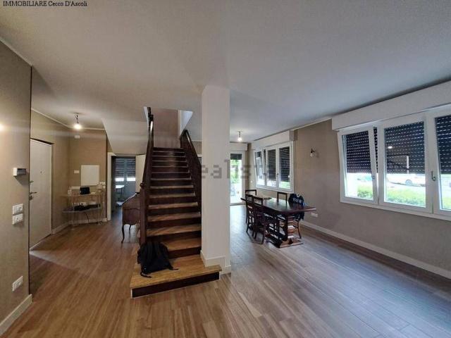 Case e ville in vendita di 315 m² in Via dei Ranuncoli