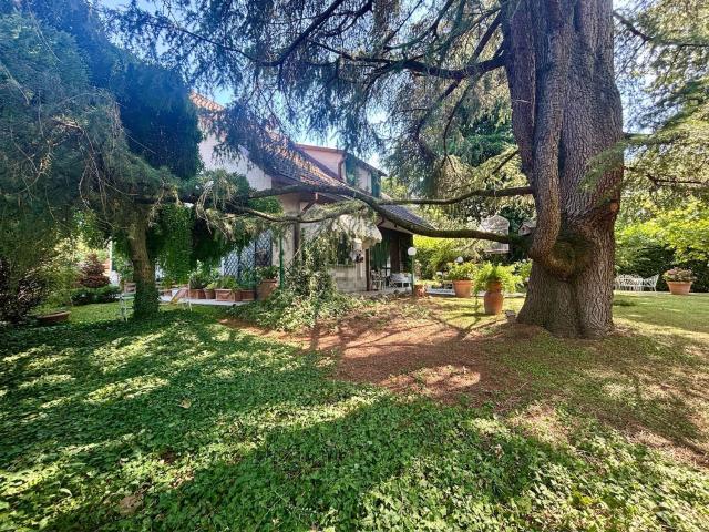 Case e ville in vendita di 315 m² in Via della Bassa