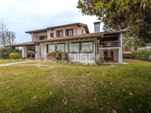 Case e ville in vendita di 315 m² in Via L. Pirandello, 11