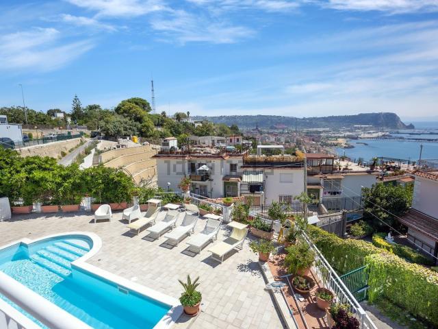 Case e ville in vendita di 315 m² in Via San Gennaro Agnano
