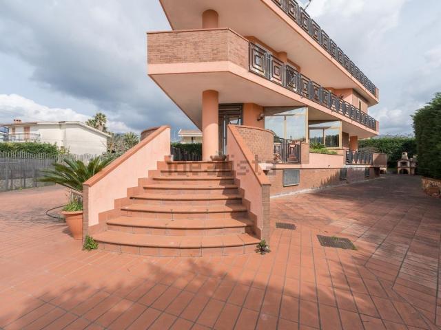 Case e ville in vendita di 315 m² in Via Santa Croce, 11