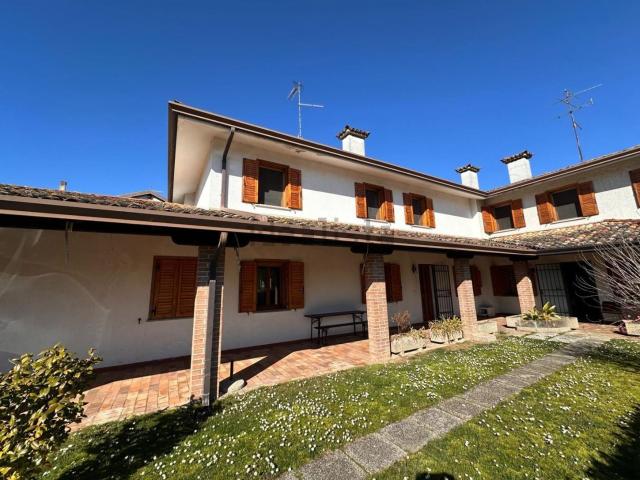 Case e ville in vendita di 315 m² in Via Sterpo, 4