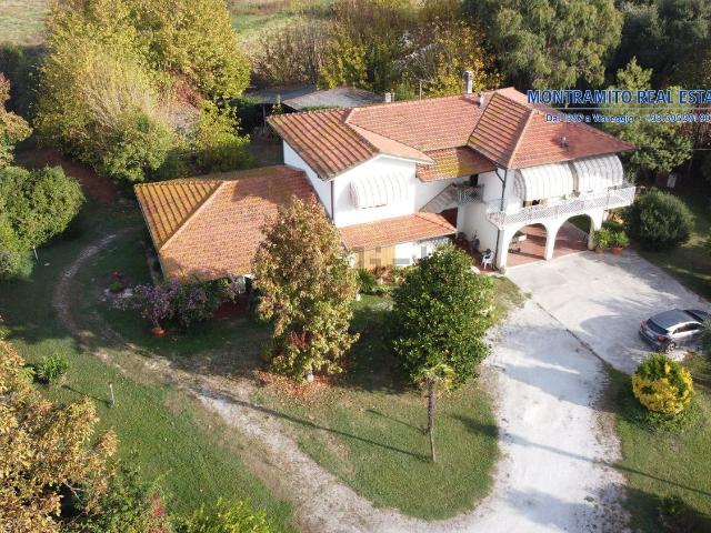 Case e ville in vendita di 315 m² in Via Unità d&apos Italia