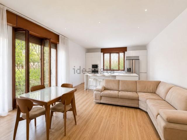 Case e ville in vendita di 315 m² in Viale Brianza, 42