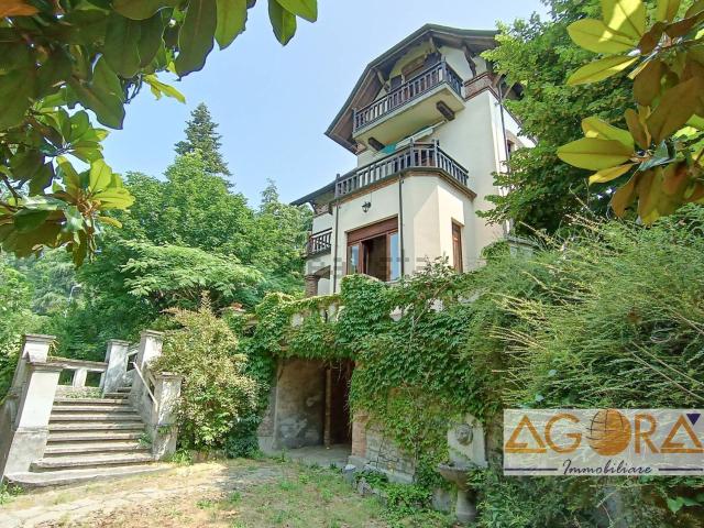 Case e ville in vendita di 315 m² in Viale Emilio Bassi