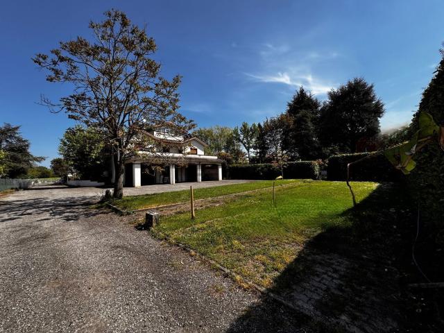 Case e ville in vendita di 315 m² in Strada Montecoppe Sotto