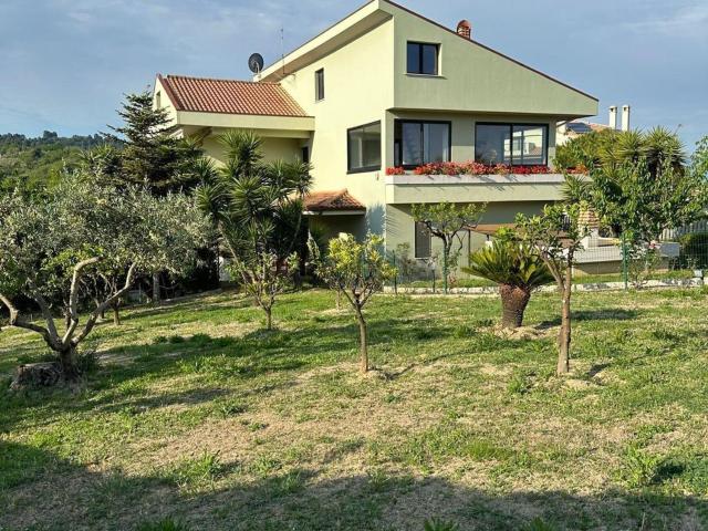 Case e ville in vendita di 316 m² in Via Colle della Vecchia