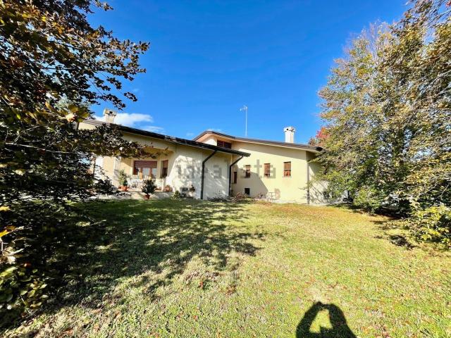 Case e ville in vendita di 316 m² in Via Pordenone, 47