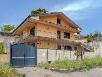 Case e ville in vendita di 316 m² in Via Tremonti