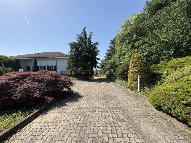 Case e ville in vendita di 317 m² in Via Alba