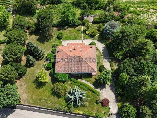 Case e ville in vendita di 317 m² in Via Alba