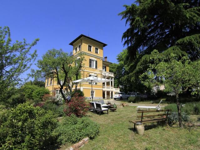 Case e ville in vendita di 317 m² in Via Giovanni Pascoli, 32