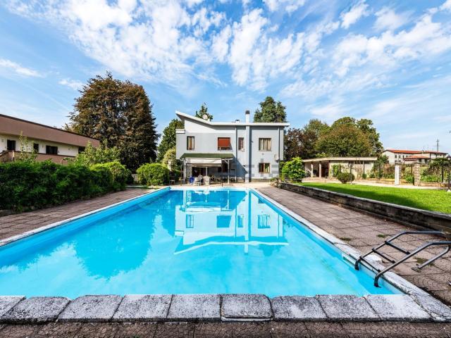 Case e ville in vendita di 317 m² in Via E. Brigatti, 9