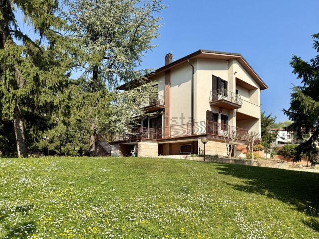 Case e ville in vendita di 317 m² in Via Stelio Fenzo, 2