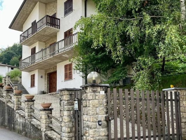 Case e ville in vendita di 317 m² in Via Vittoria Peduzzi, 12