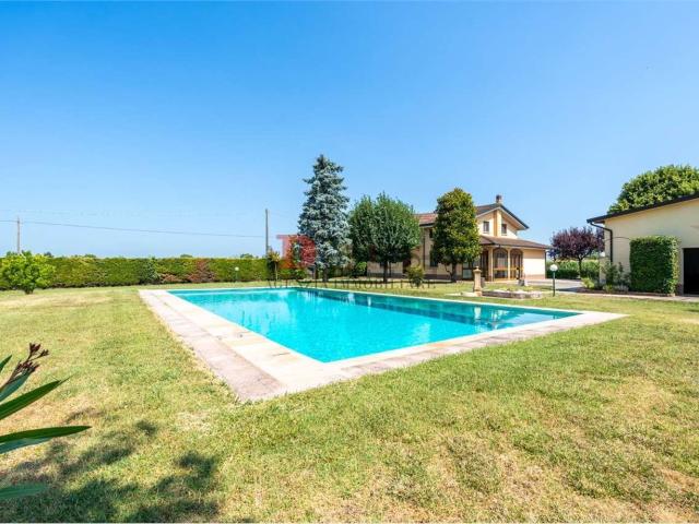 Case e ville in vendita di 317 m² in Strada Canossa, 26
