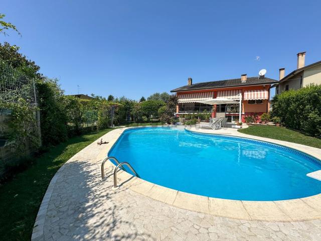 Case e ville in vendita di 318 m² in Via Coevorden, 4