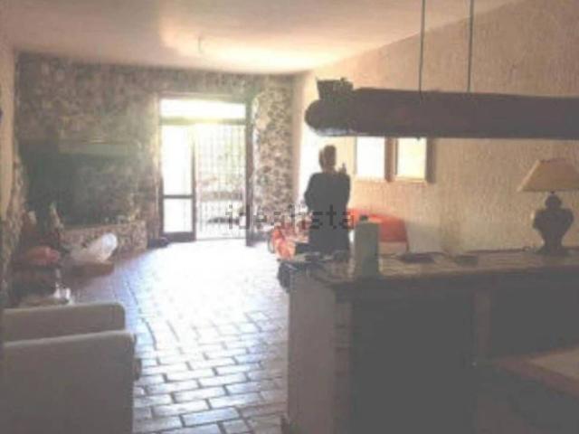 Case e ville in vendita di 318 m² in Via G. Almirante, 18