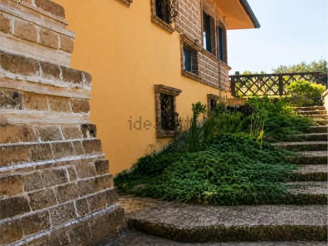 Case e ville in vendita di 318 m² in Via G. Almirante, 18