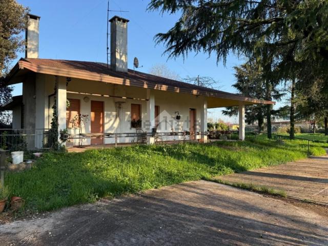 Case e ville in vendita di 318 m² in Via dei Fiori, 3