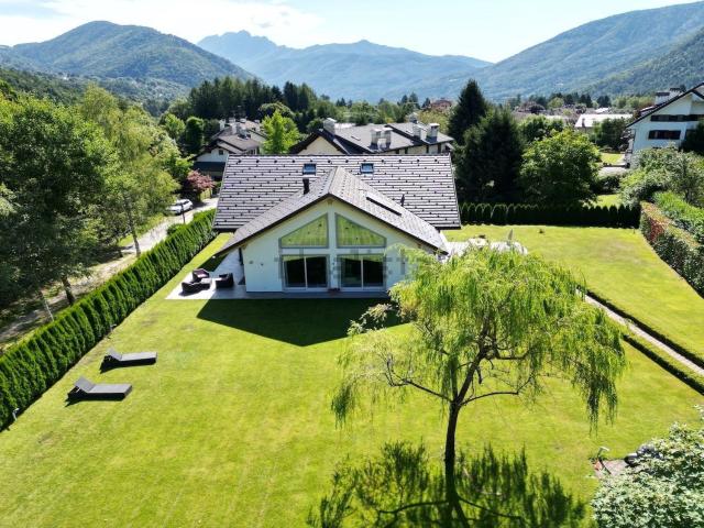Case e ville in vendita di 318 m² in Via Melezzo