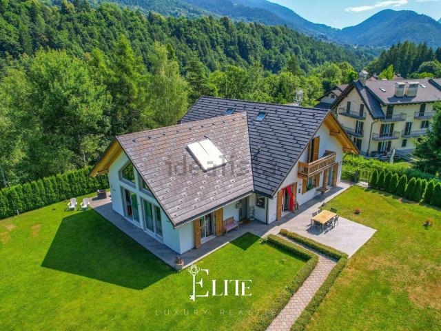 Case e ville in vendita di 318 m² in Via Melezzo, 22