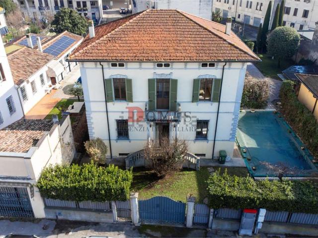 Case e ville in vendita di 318 m² in Via Parmense, 18