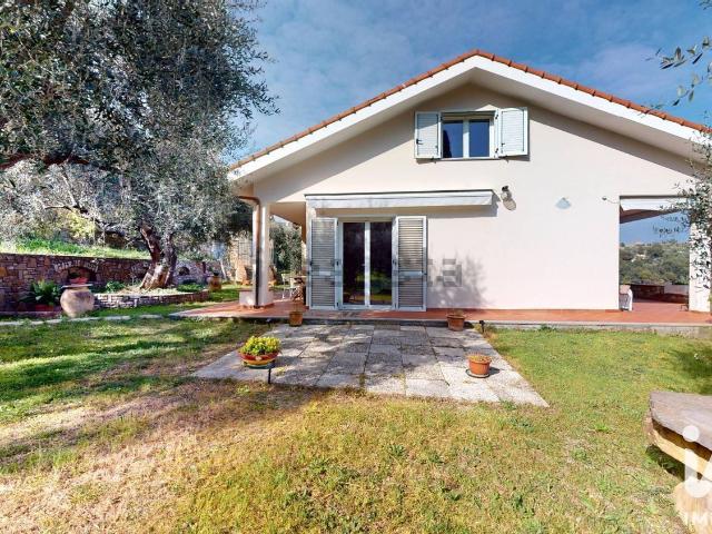 Case e ville in vendita di 318 m² in Via Vittorio Roggero, 17